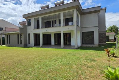 6 Bed House with En Suite at Lavington Green - 3