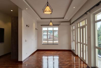 5 Bed Townhouse with En Suite in Lavington - 3