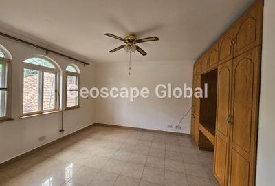 5 Bed House with En Suite in Runda - 4