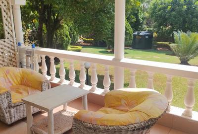 1 Bed Townhouse with Garden at Off Brook House Drive - 2