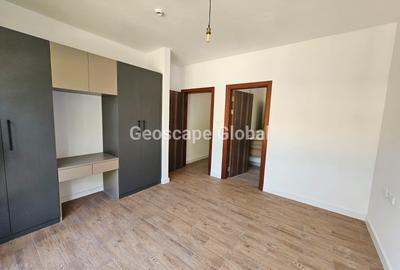 4 Bed Apartment with En Suite in Rosslyn - 2