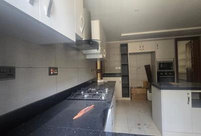 5 Bed House with En Suite in Lavington
