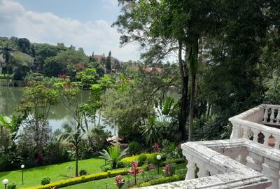 5 Bed Villa with En Suite in Nyari