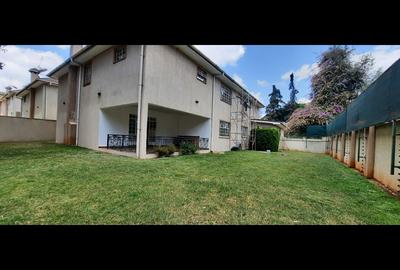 4 Bed House with En Suite in Lavington - 2