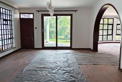 5 Bed House with En Suite in Ridgeways - 4