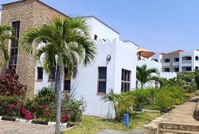 4 Bed Villa with En Suite at Sultan