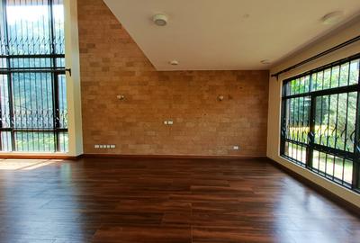 5 Bed House with En Suite in Runda