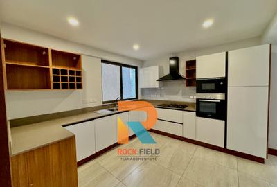 3 Bed Apartment with En Suite in Rhapta Road