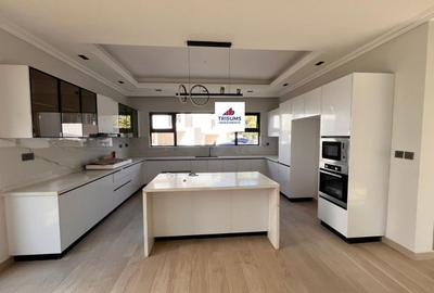 5 Bed Townhouse with En Suite in Lavington - 4