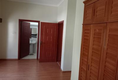 5 Bed House with En Suite in Spring Valley