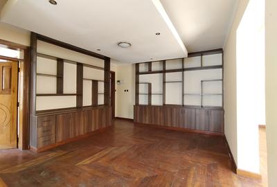 5 Bed Villa with En Suite in Lavington