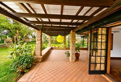 5 Bed House with En Suite in Runda - 2