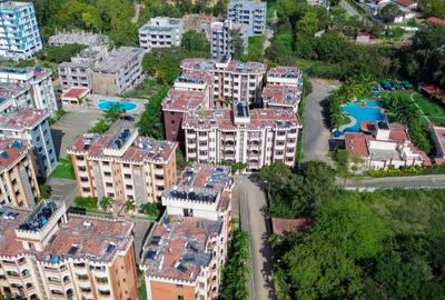 Serviced 4 Bed Apartment with En Suite at Sunset - 3