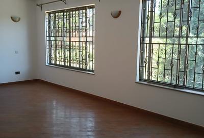 5 Bed Townhouse with En Suite in Westlands Area