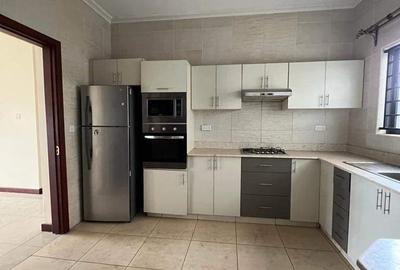 2 Bed Apartment with En Suite in Rhapta Road