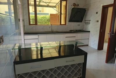 5 Bed Townhouse with En Suite at Lavington - 2