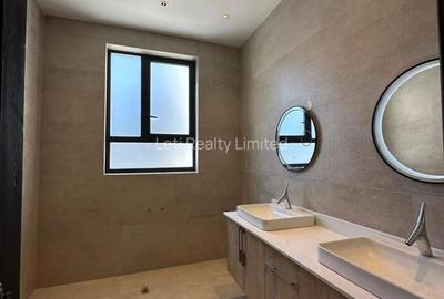 5 Bed Townhouse with En Suite in Lavington - 4