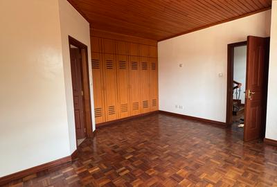 5 Bed Villa with En Suite in Lavington - 4