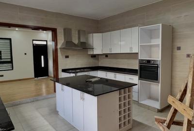 6 Bed Townhouse with En Suite in Lavington - 4
