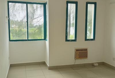 Serviced 3 Bed Apartment with En Suite at 1 St Avenue - 3