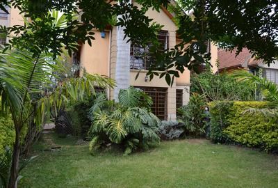 5 Bed Villa with En Suite at Lavington Green