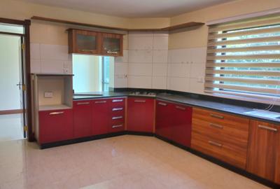 5 Bed Townhouse with En Suite in Westlands Area - 4