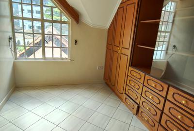 5 Bed Townhouse with En Suite at Brookside - 2