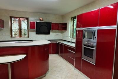 5 Bed House with En Suite at Lavington