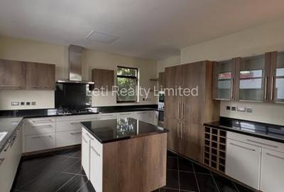 5 Bed Townhouse with En Suite in Lavington - 3