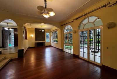 5 Bed House with En Suite in Hill View - 2