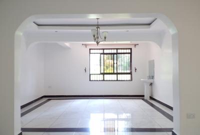 7 Bed House with En Suite at Hillcrest Road - 4