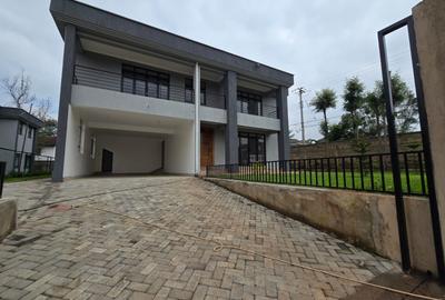 4 Bed House with En Suite in Ridgeways - 2