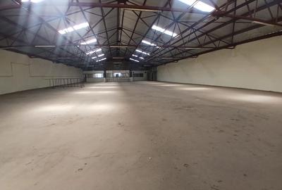 28,000 ft² Warehouse with Fibre Internet in Industrial Area