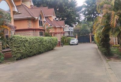 5 Bed House with En Suite in Lavington