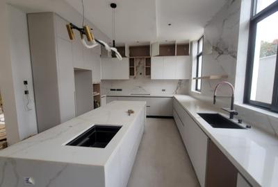 8 Bed House with En Suite in Runda - 4