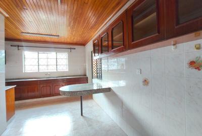 3 Bed Apartment with En Suite in Brookside - 4