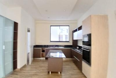 4 Bed Apartment with En Suite at Riverside Drive - 3
