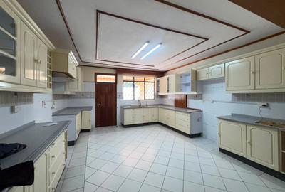 5 Bed House with En Suite in Runda - 3