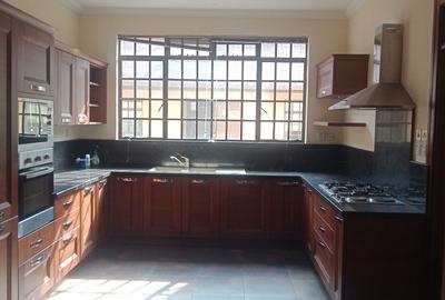 5 Bed Townhouse with En Suite in Lavington - 4