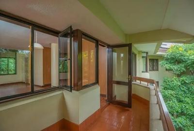 4 Bed Apartment in Riverside - 4