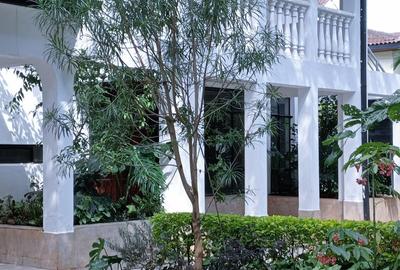 5 Bed House with Swimming Pool at Braeburn