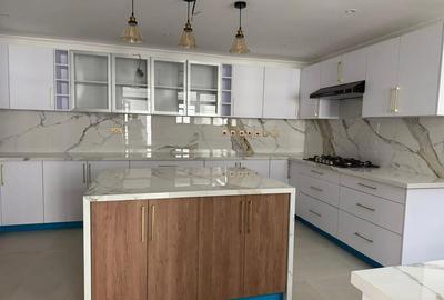 7 Bed House with En Suite in Runda - 3