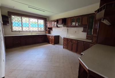 5 Bed Townhouse with En Suite at Lavington - 4