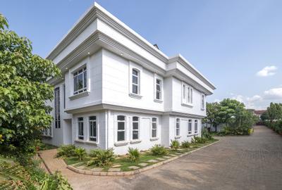 5 Bed Villa with En Suite in Runda - 3