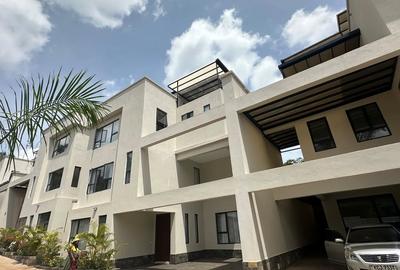 5 Bed Townhouse with En Suite at Manyani East