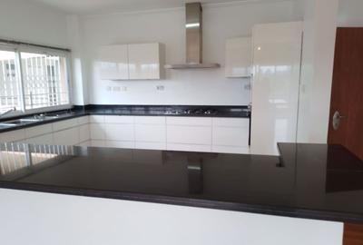 4 Bed Apartment with En Suite in Kileleshwa