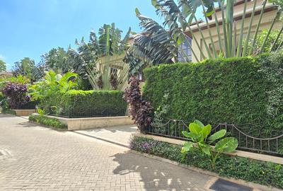 5 Bed House with En Suite at Lavington Green - 3