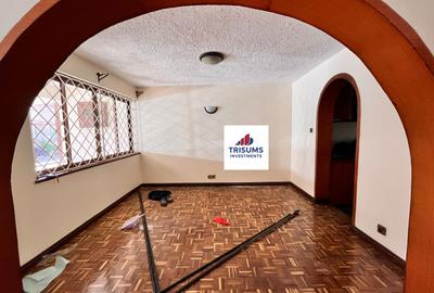 4 Bed House with En Suite in Lavington - 2