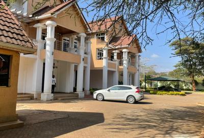 5 Bed Townhouse with En Suite in Ridgeways - 2