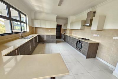 3 Bed Apartment with En Suite in Riverside